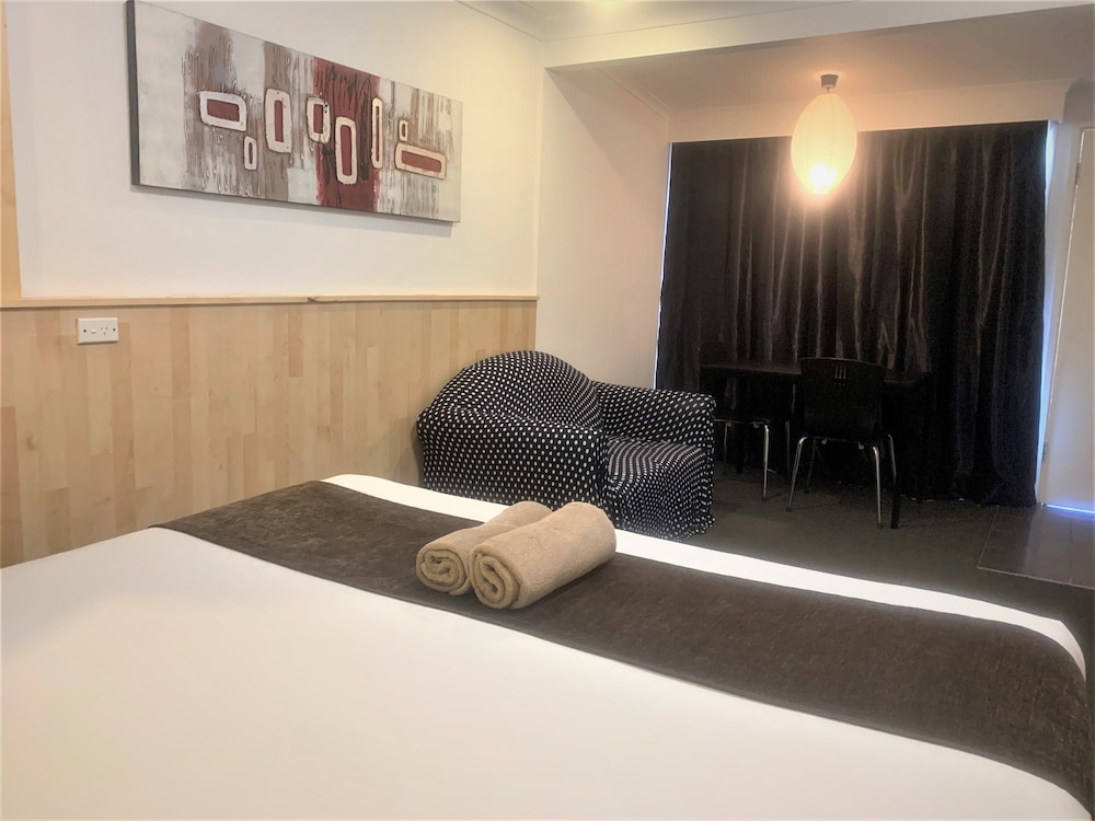 Country Comfort Cowra 34/44