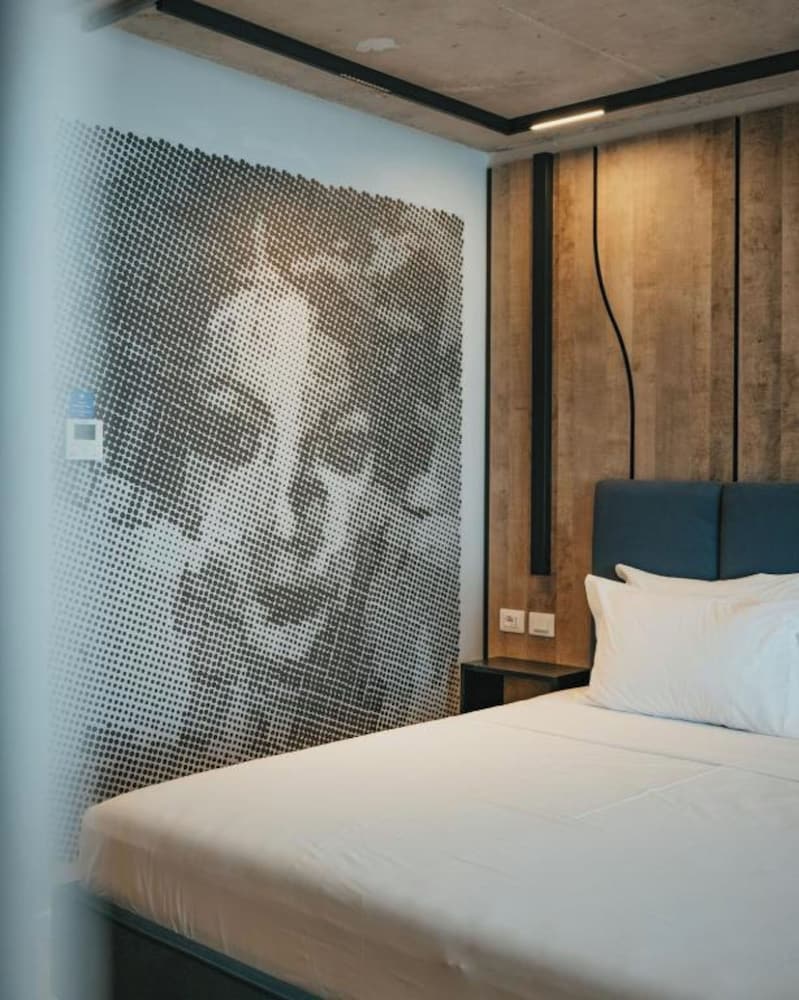 AMR Hotel 16/41