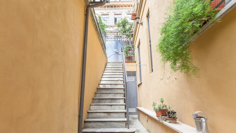 Rental In Rome Portico Ottavia Garden 20/24