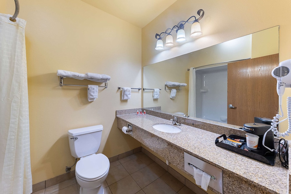 Econo Lodge Inn and Suites Bridgeport 14/29