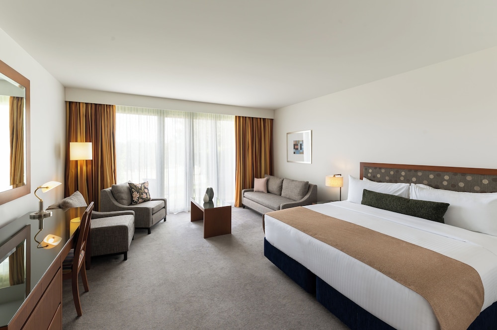 Lodge, King Bed, Sofa