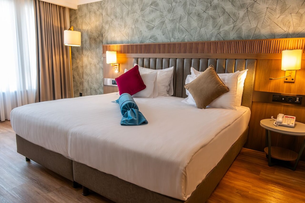 Atrium, King Bed