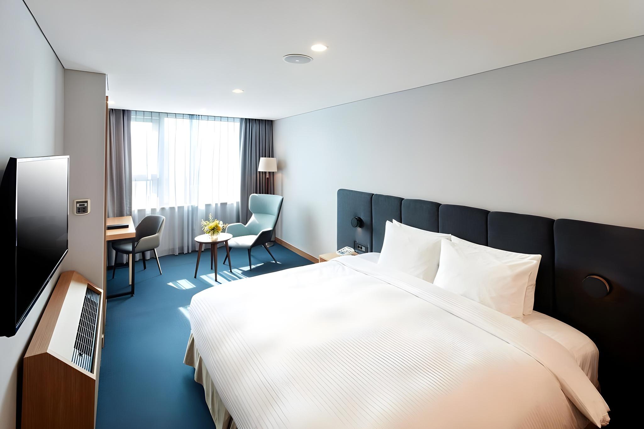 Room, Double or Twin Bed, City View