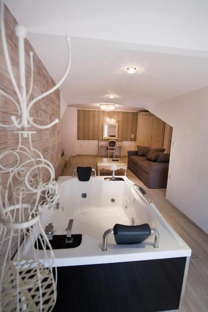 Pirofani Hotel 4/50