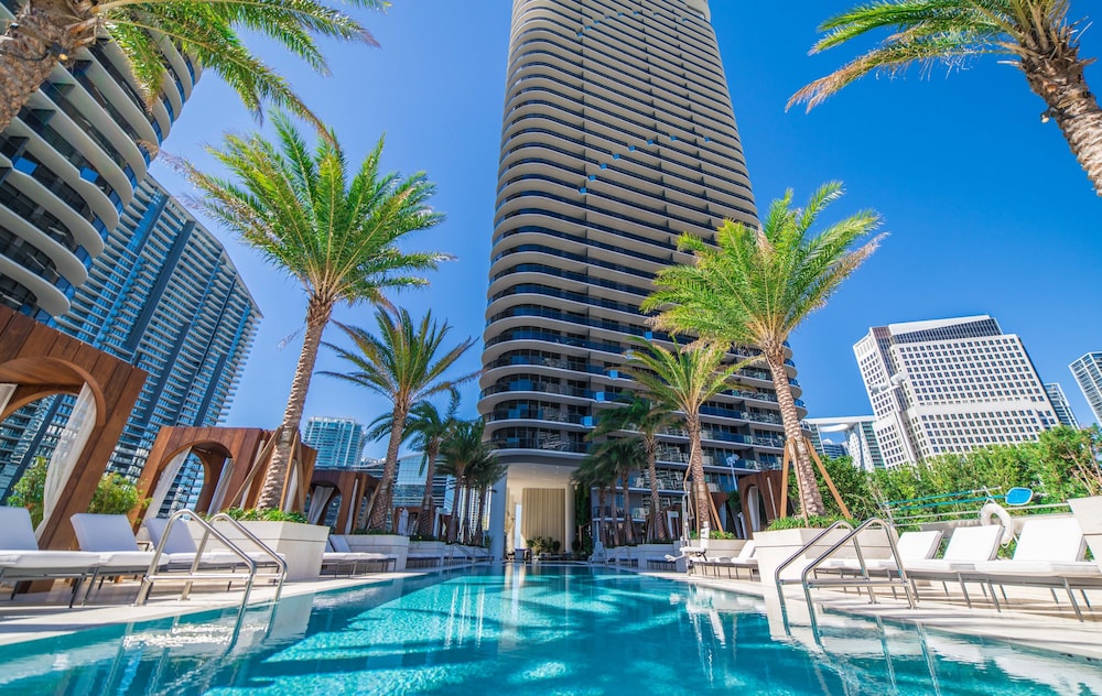 SLS LUX Brickell 38/60