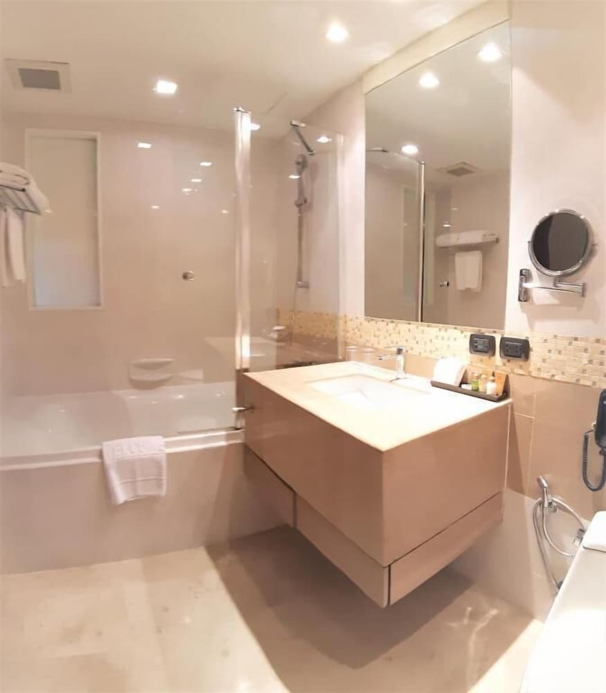 Amora Neoluxe Hotel 40/41