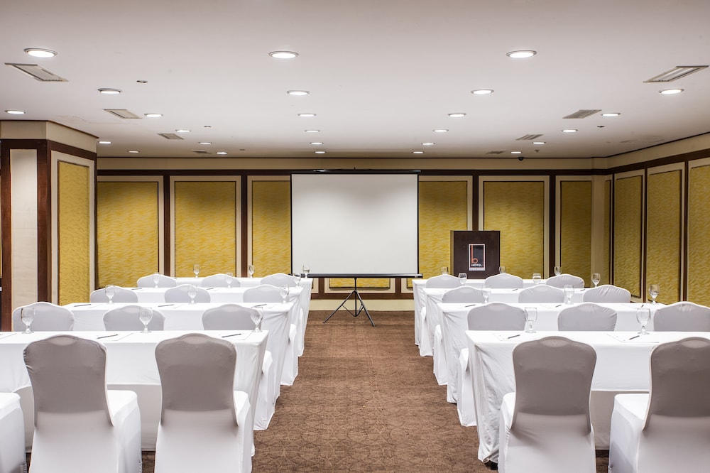 B Hotel Alabang 46/54