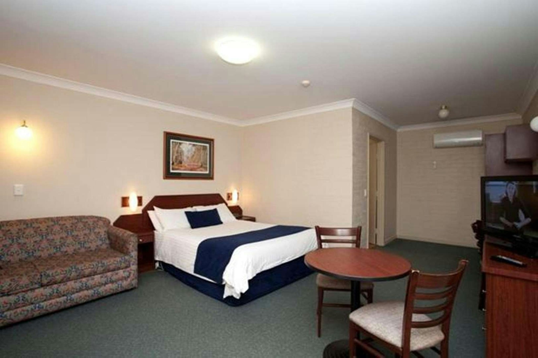 TOWN SQUARE MOTEL 6/37