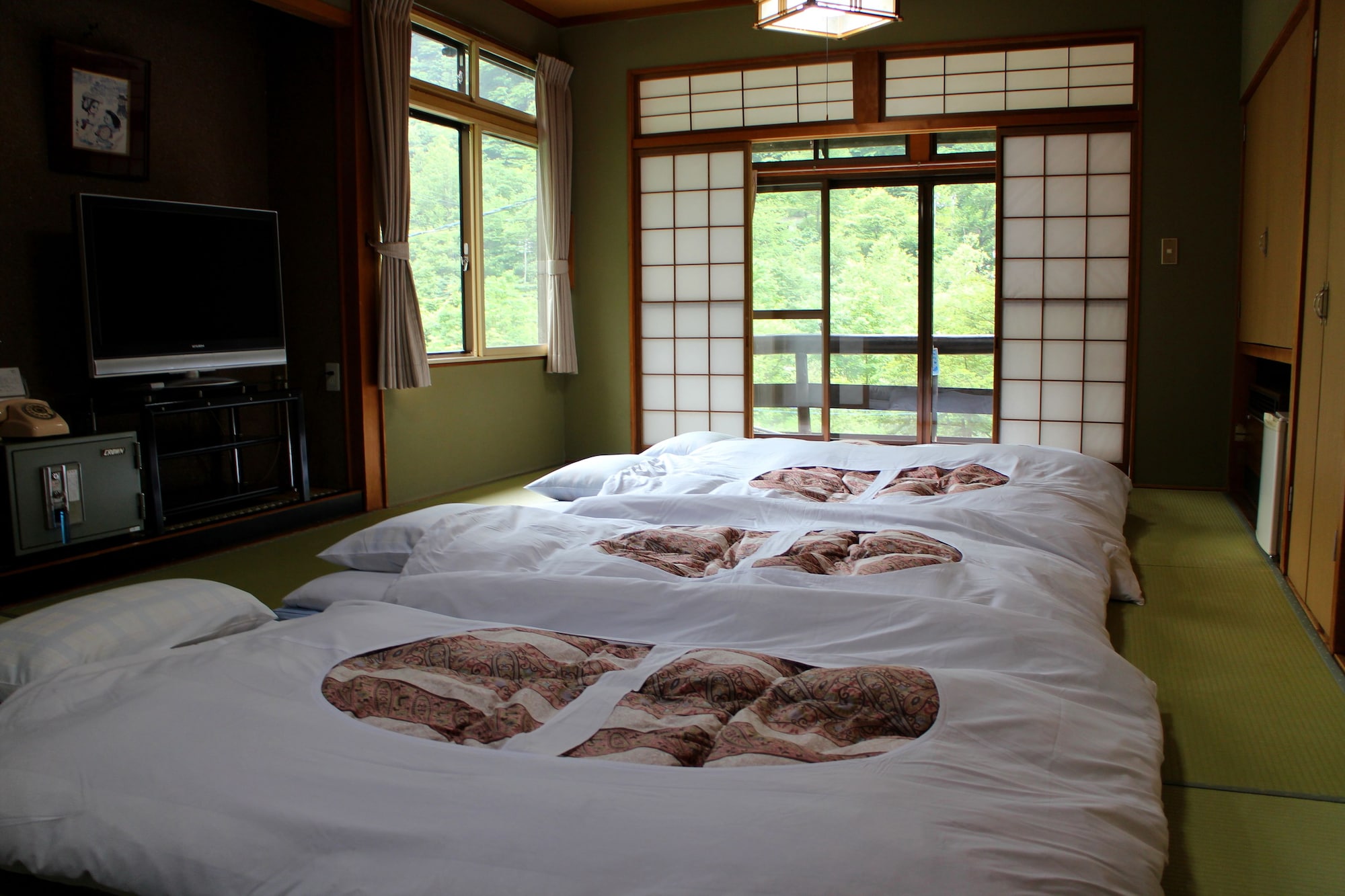 JAPANESE, SHARED BATHROOM