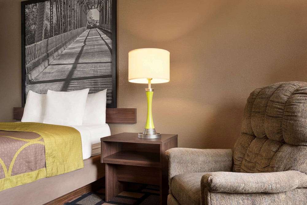 Super 8 by Wyndham Akron S/Green/Uniontown OH 33/57