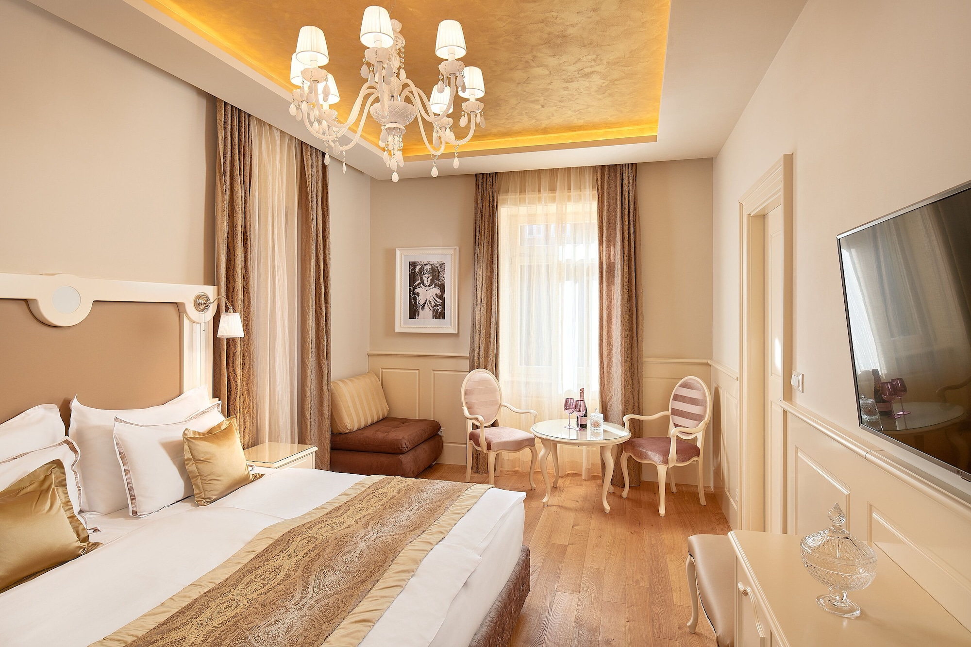 DELUXE, DOUBLE OR TWIN BED