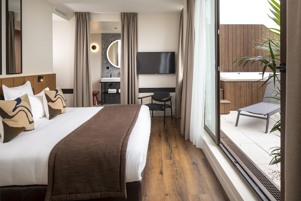 Panoramic, Suite, King Bed, Hot Tub