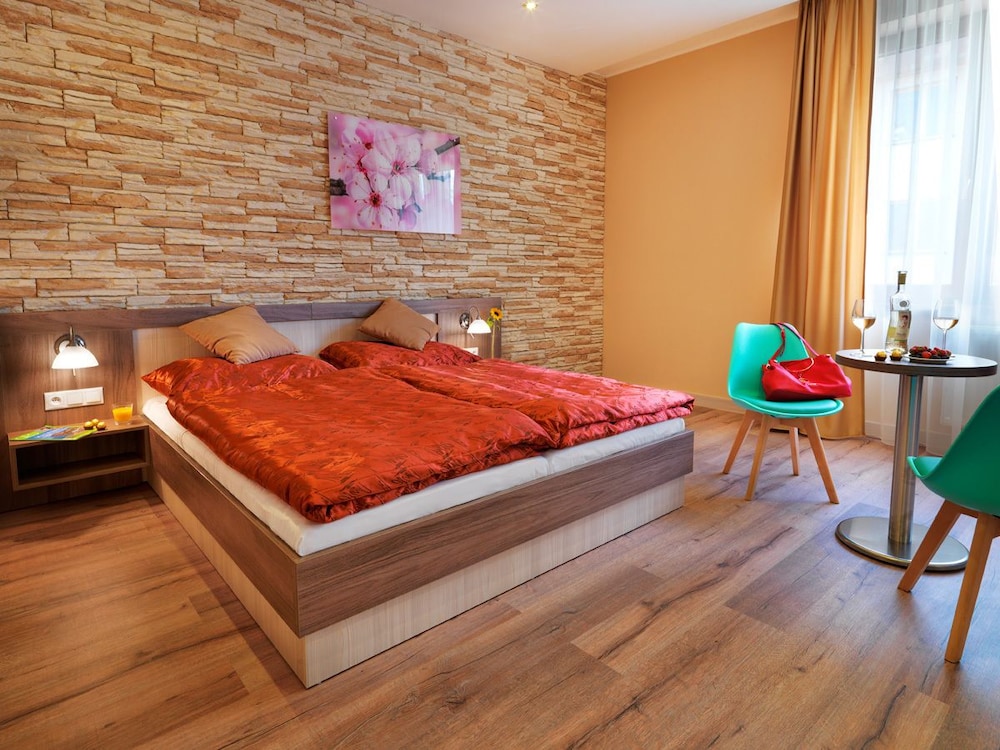 Viktor Hotel 33/55