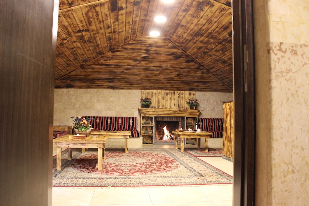 Reston Hotel, Jounieh 32/35
