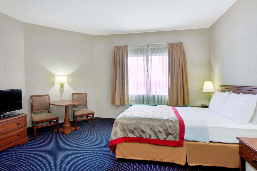 Ramada by Wyndham Hawthorne LAX / LA Stadium 13/38