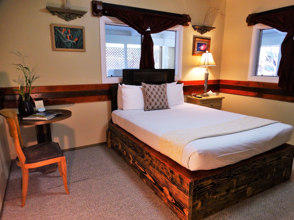 LODGE, QUEEN BED, GARDEN VIEW