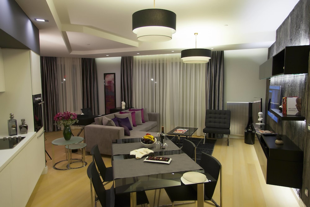 The Leos Residence 55/60