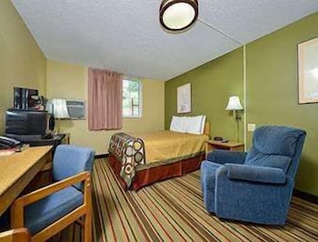Super 8 by Wyndham Minot Airport 13/21