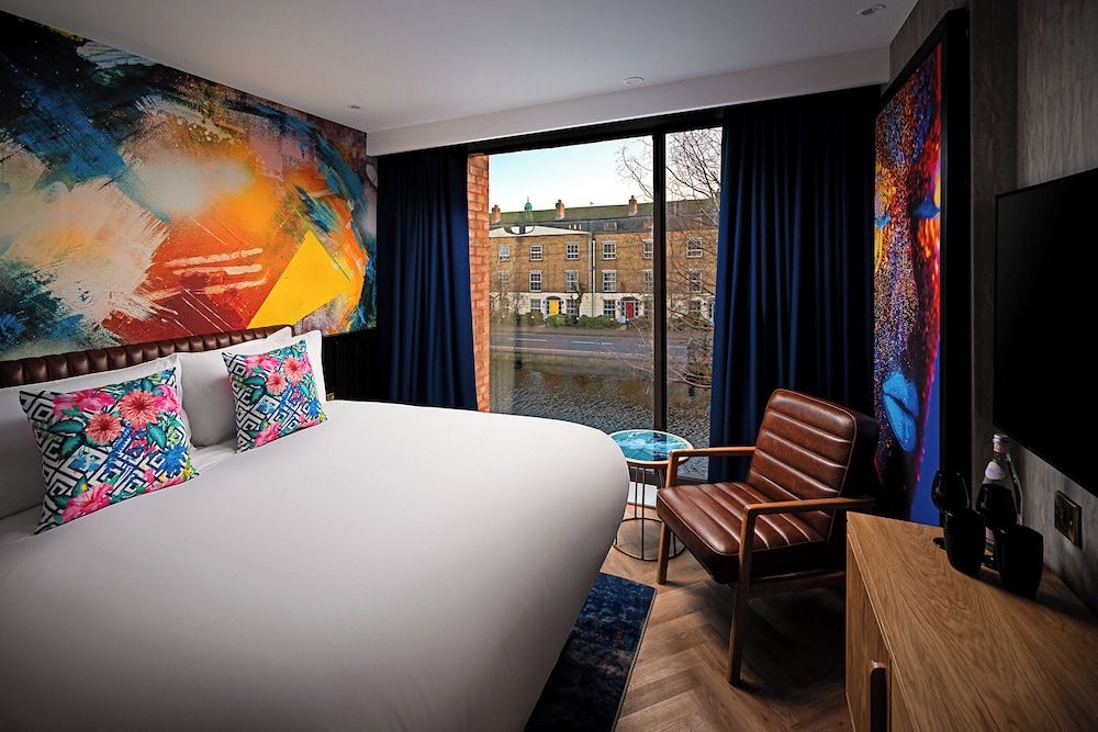 SUPERIOR, DOUBLE BED, CITY VIEW
