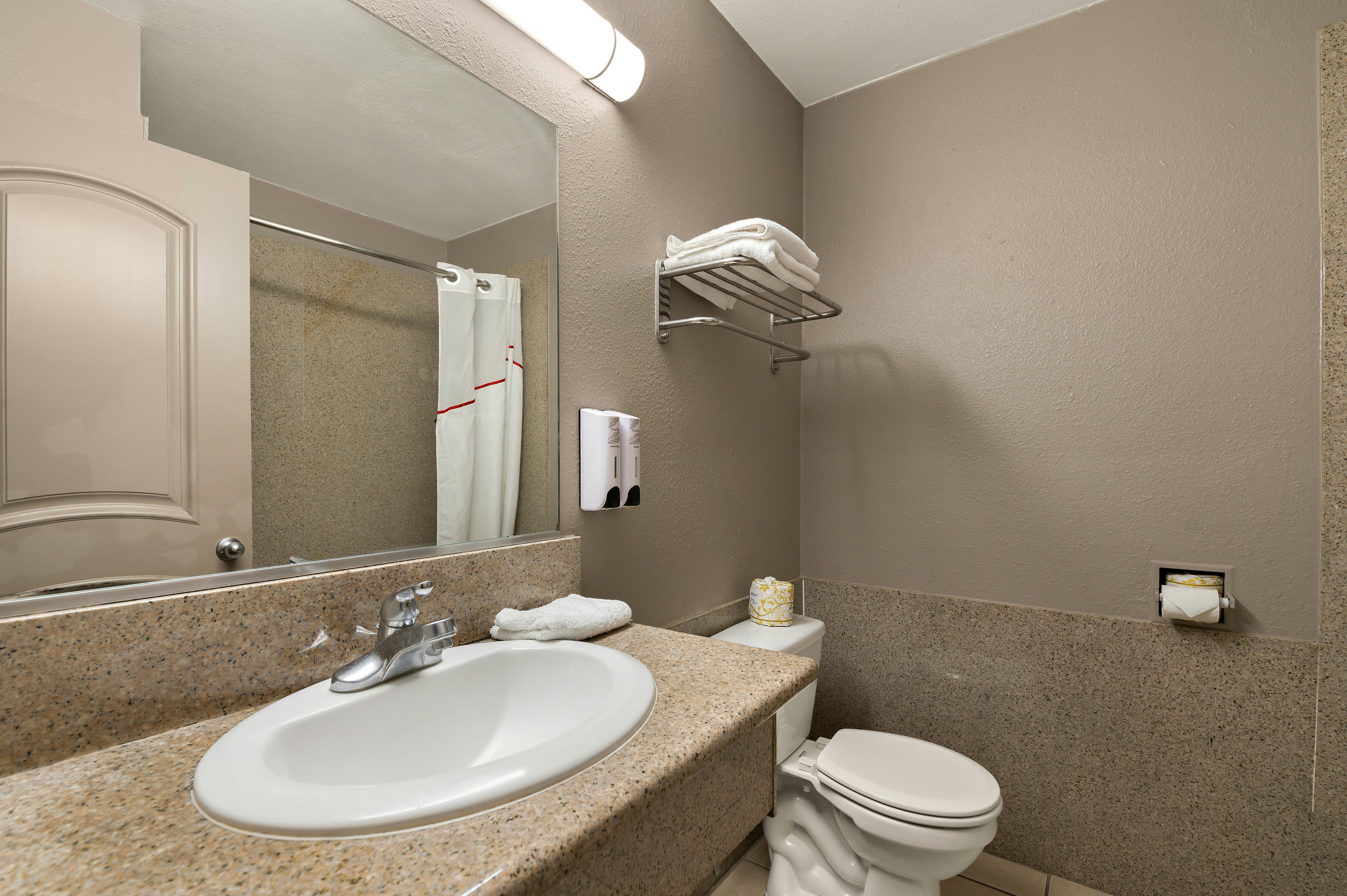 غرفة قياسية بسرير كينج بحوض جاكوزي للمدخنين، Red Roof Inn Los Angeles - Bellflower 4/4