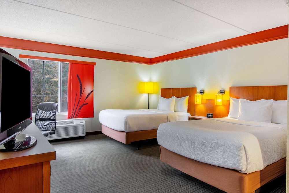 La Quinta Inn Suites Raleigh Crabtree 21/49