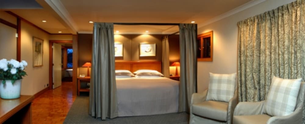 LAKE TAUPO LODGE 7/34
