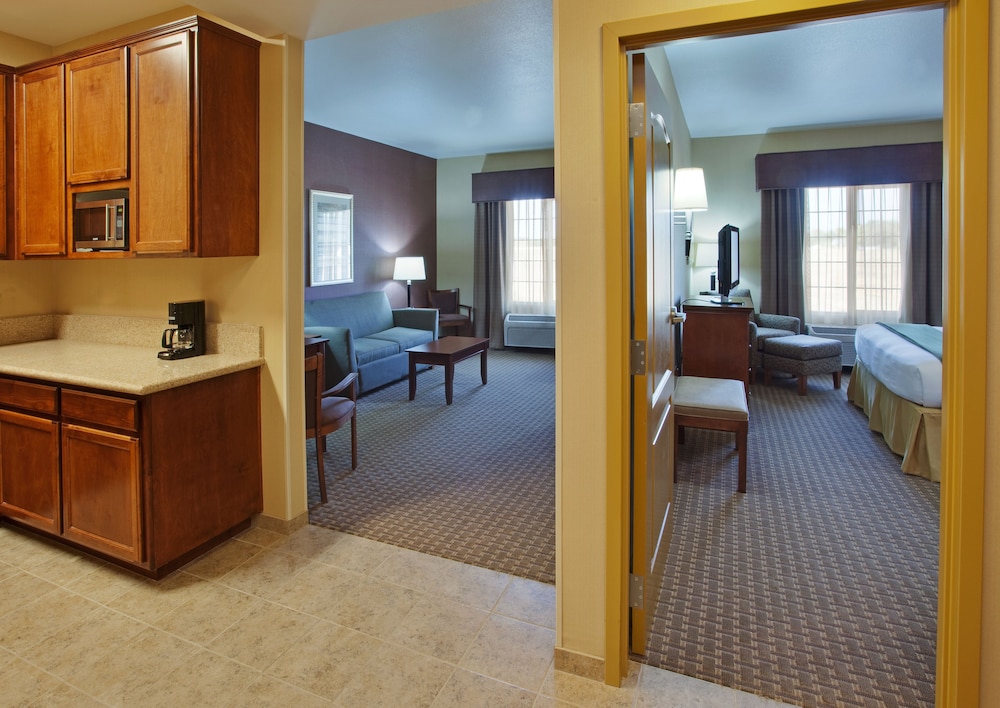 Holiday Inn Express Hotel Suites Willows 26/34