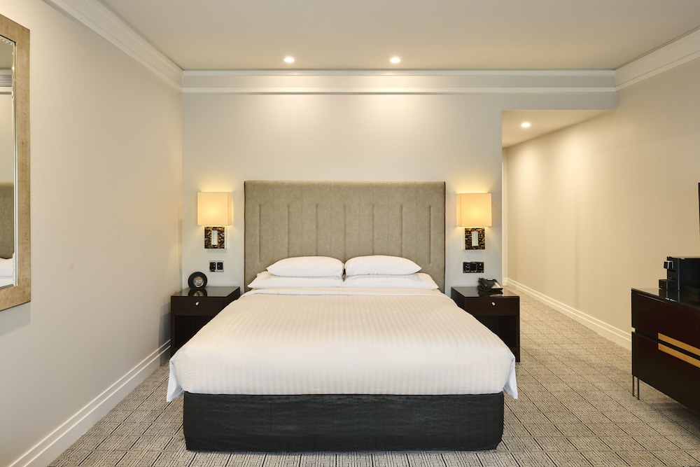 Hyatt Hotel Canberra 10/75