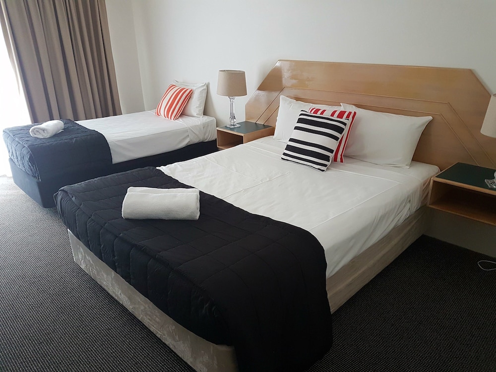 غرفة ثلاثية بسرير مزدوج وسرير فردي، Outrigger Resort 3/9