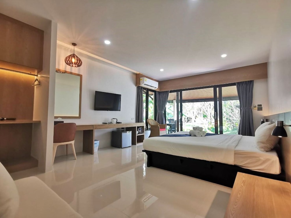 Nana Beach Hotel 21/80