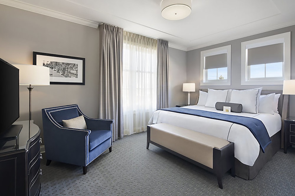 Suite, King Bed, Accessible