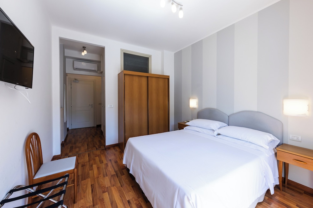 ROOM, DOUBLE OR TWIN BED, LAKE VIEW