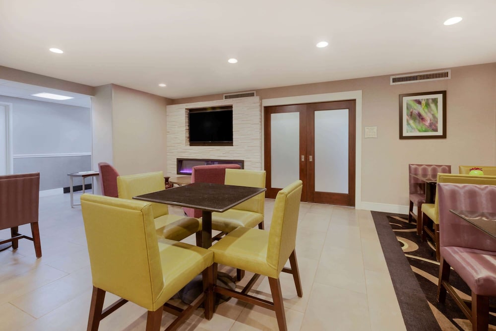 La Quinta Inn & Suites by Wyndham Detroit Utica 42/49