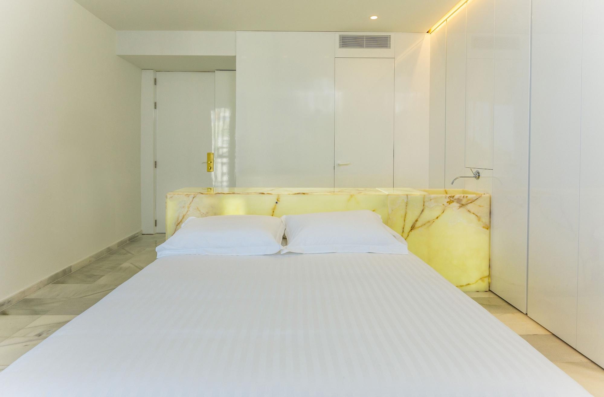 Superior, Side Sea View, Balcony, High Floor 3/5
