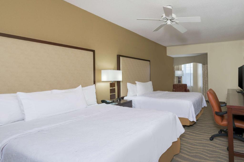 2 Bedrooms, Suite, King Bed, 2 Queen Beds, 2 Bathrooms