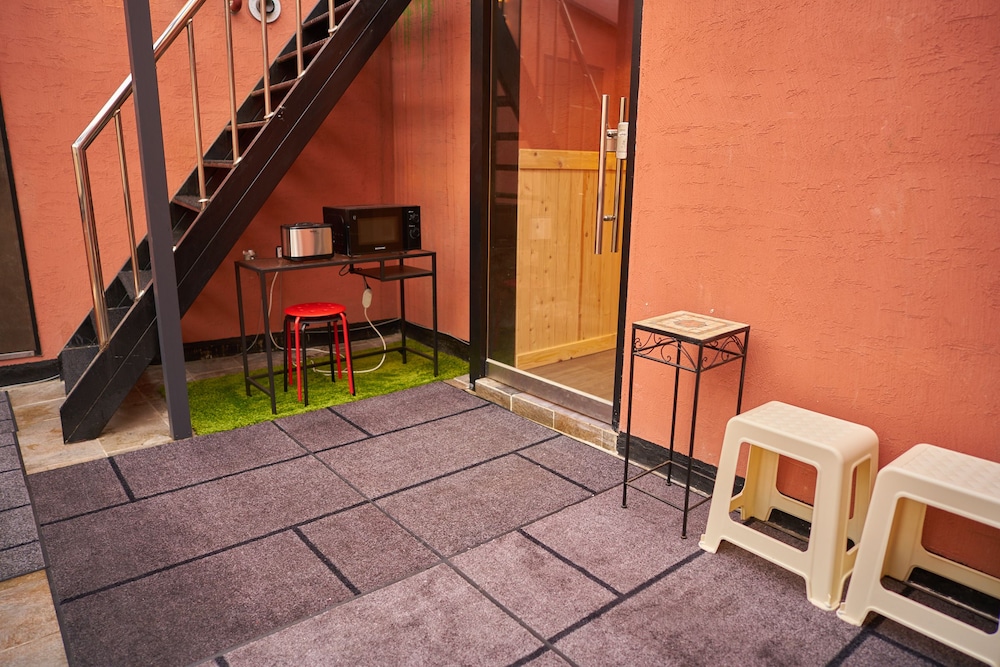 R Guesthouse 67/74