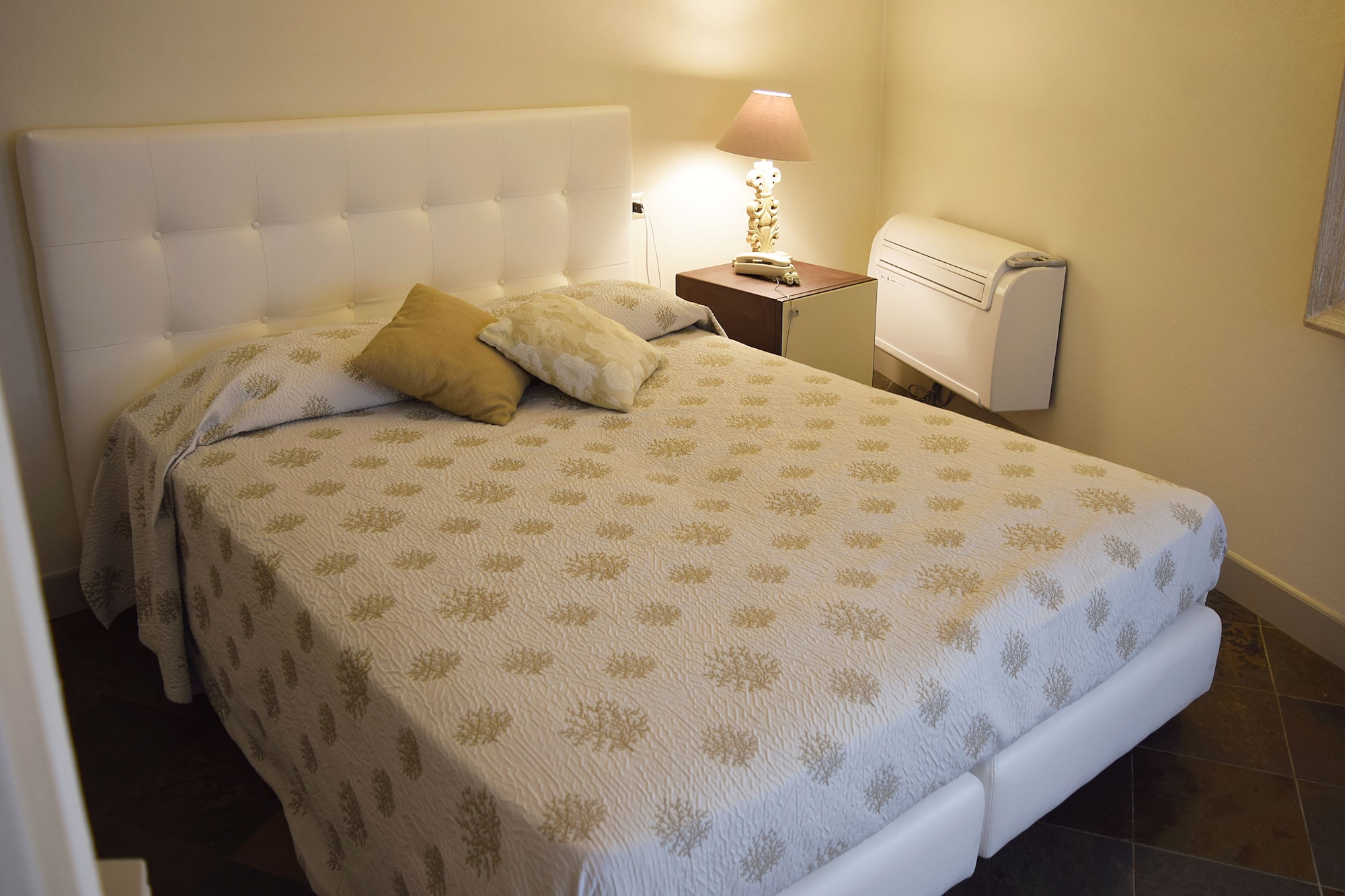 ROOM, FRENCH BED