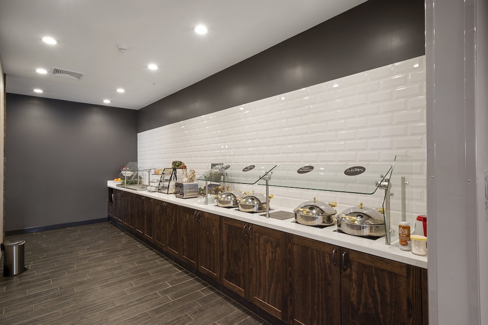 Holiday Inn Hotel Suites Decatur 60/69