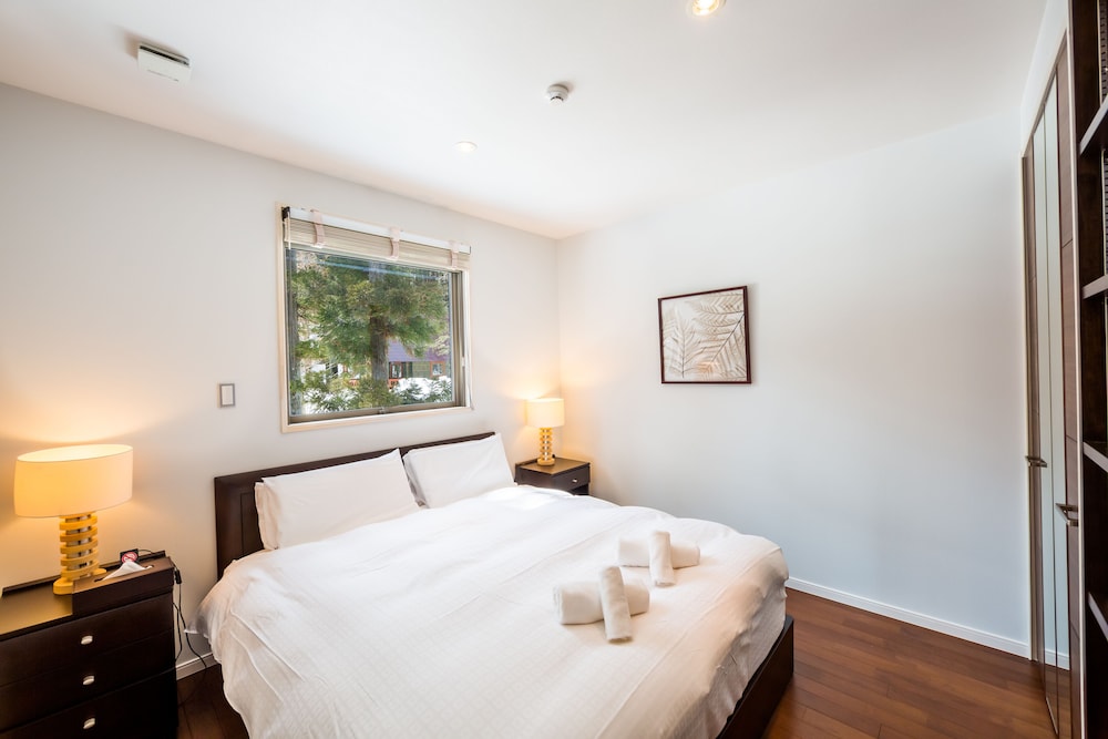 Phoenix Chalets 6/50