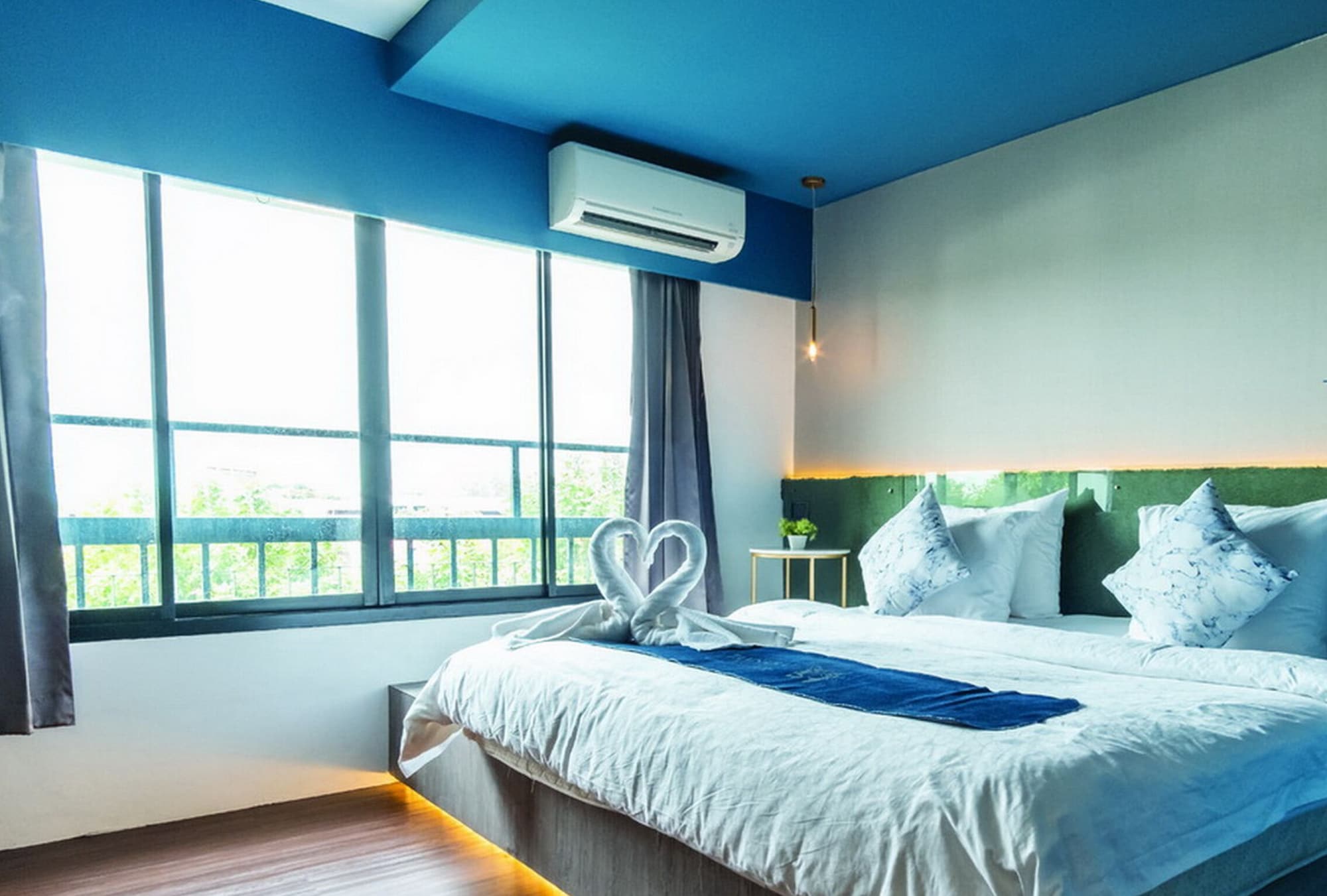 Deluxe, King Bed