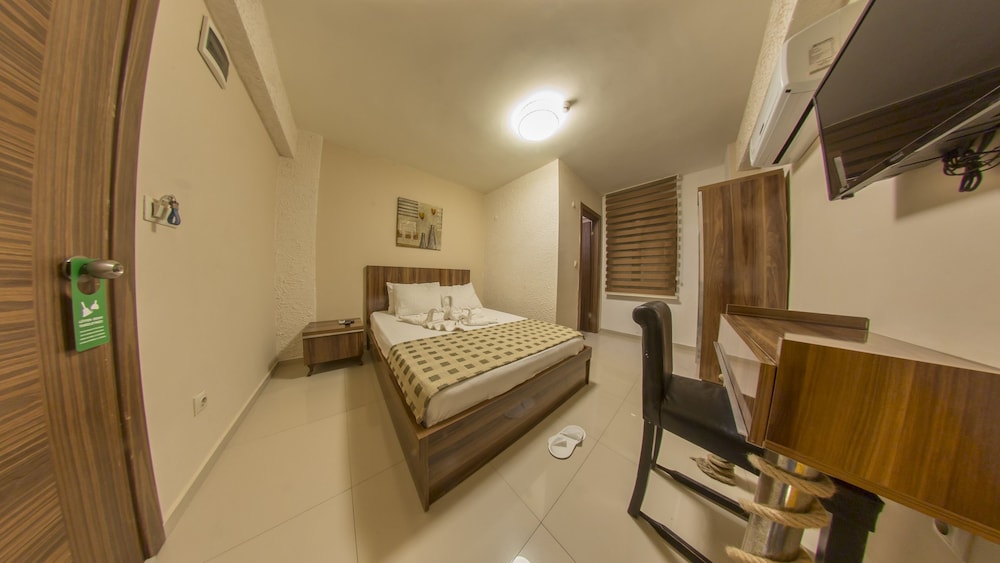 Ados Hotel 30/56