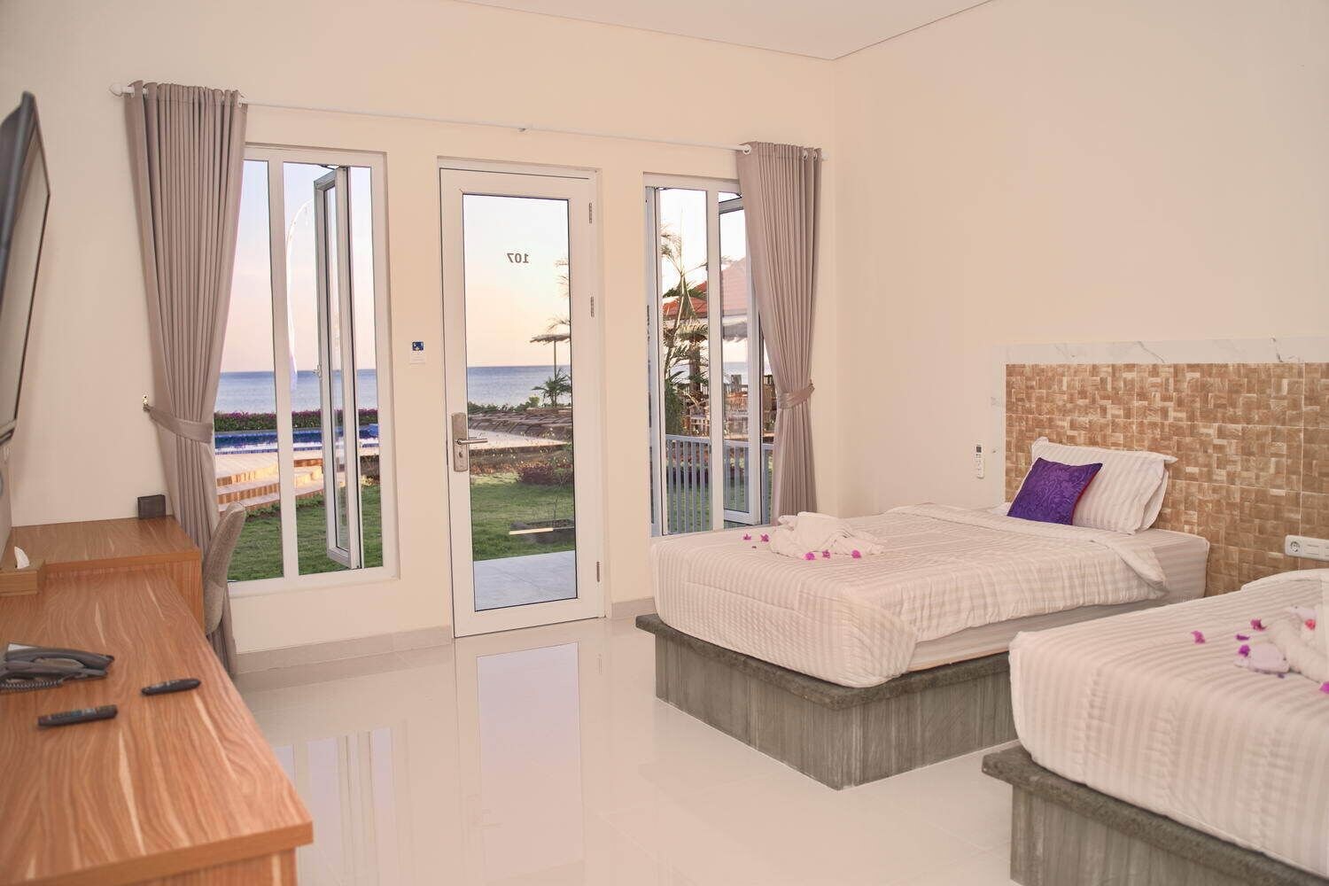 DELUXE, DOUBLE OR TWIN BED, SEA VIEW