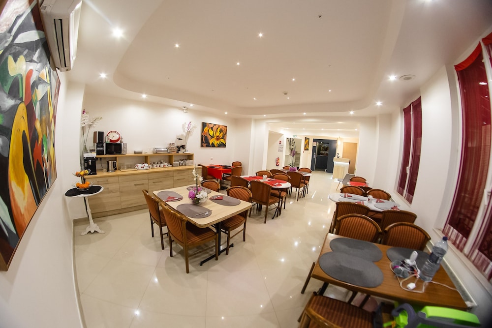 Hotel Des Arcades 31/50