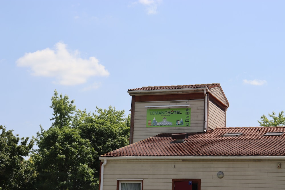 Village Hotel 3/33