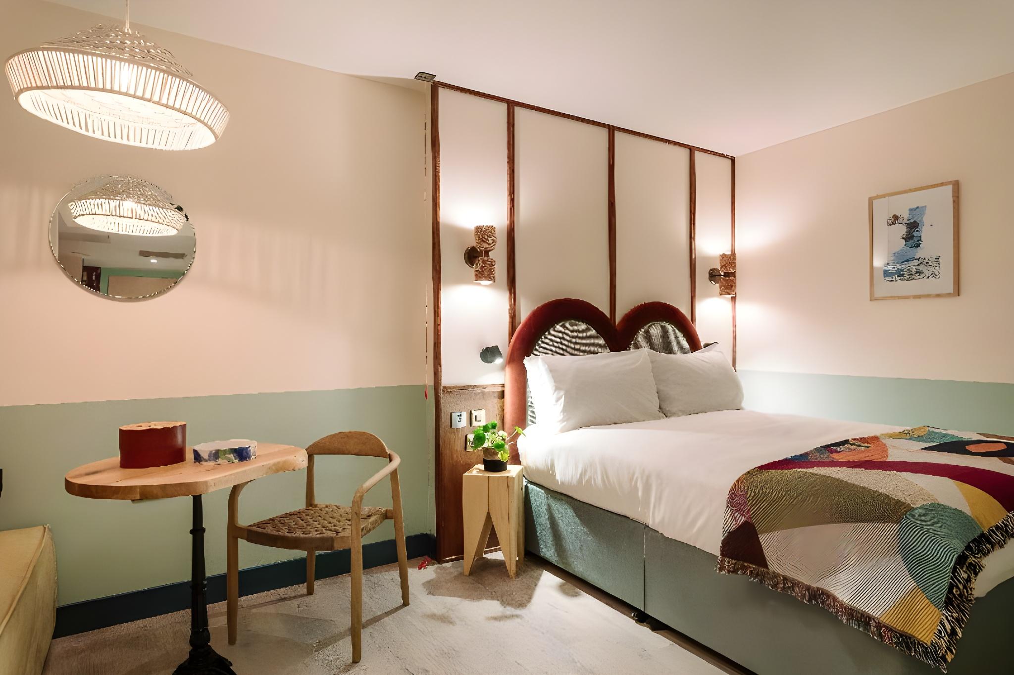 Studio, Queen Bed, No Window, Accessible