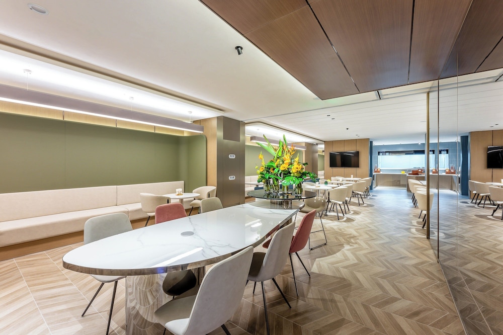 Holiday Inn Express Shanghai Jing'an Temple 39/50
