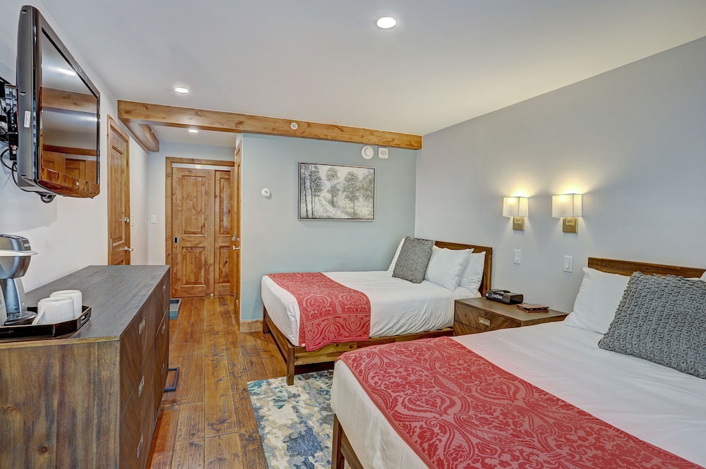 LODGE, 2 DOUBLE BEDS