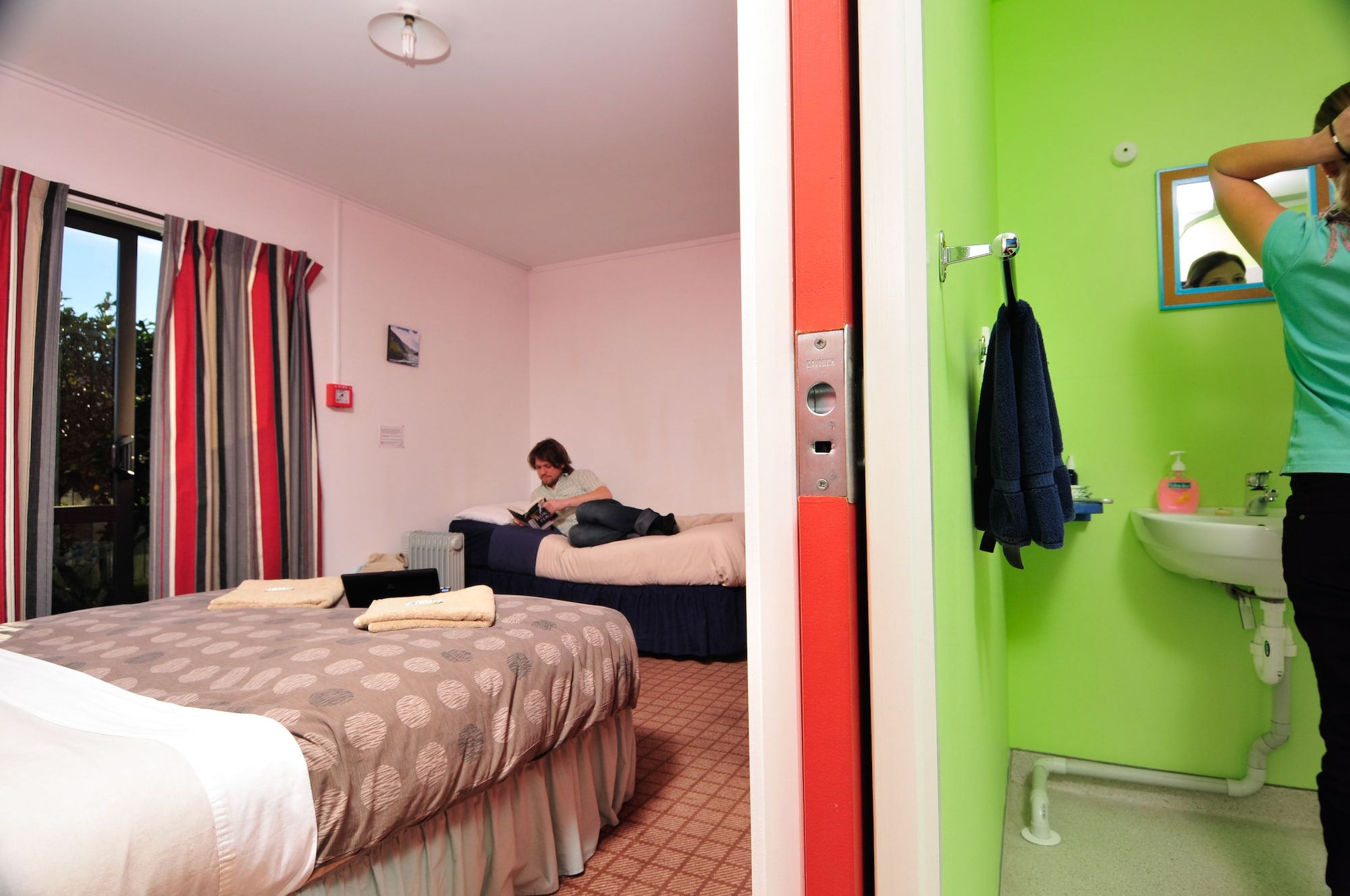 ROOM, QUEEN BED