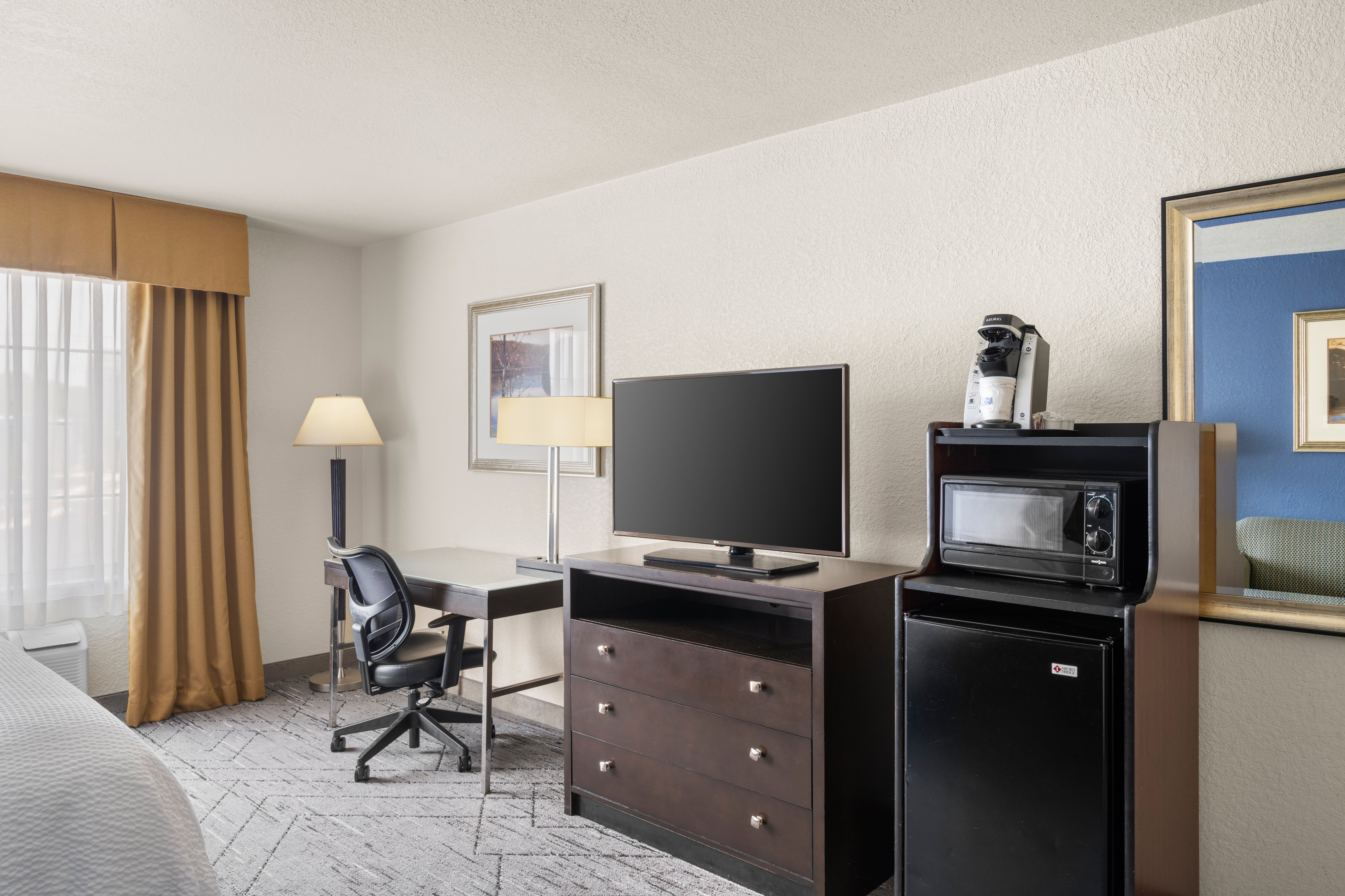 Holiday Inn Express Suites New Buffalo 68/76
