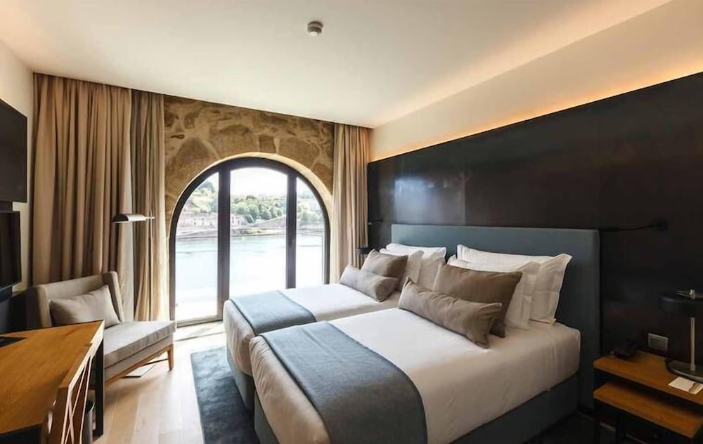 DELUXE, TWIN BEDS